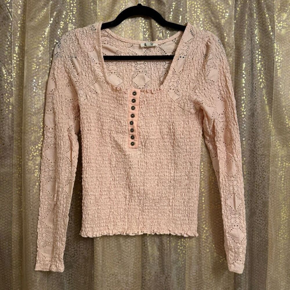 Gimmicks by BKE Light Peach Eyelet Smocked Stretch Henley Large‎